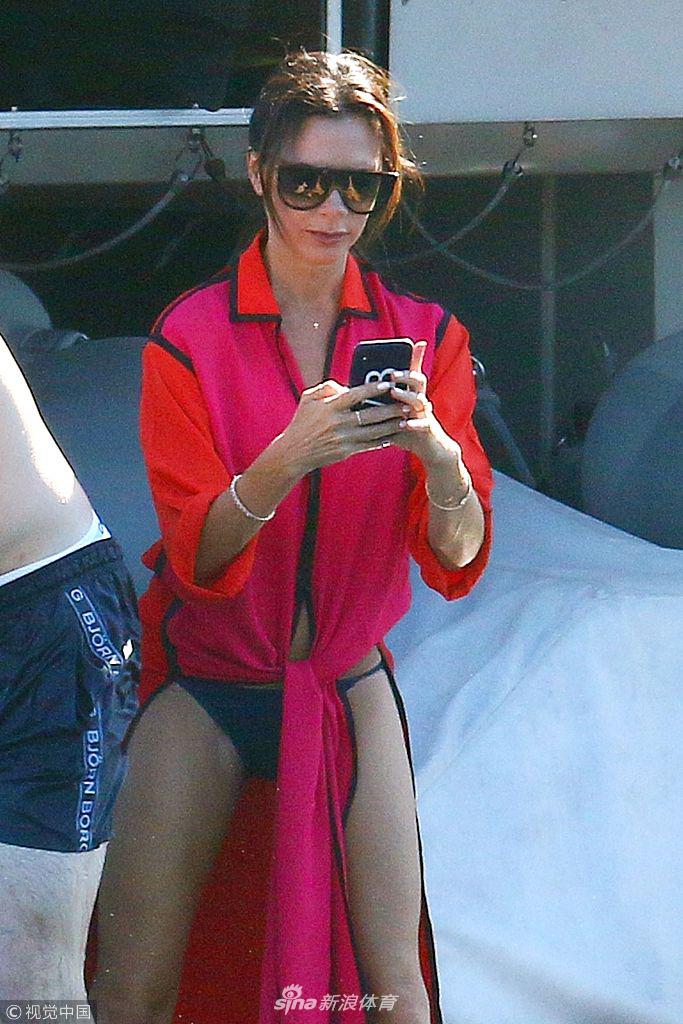 贝克汉姆一家出海亲吻秀恩爱 小七肉腿抢镜