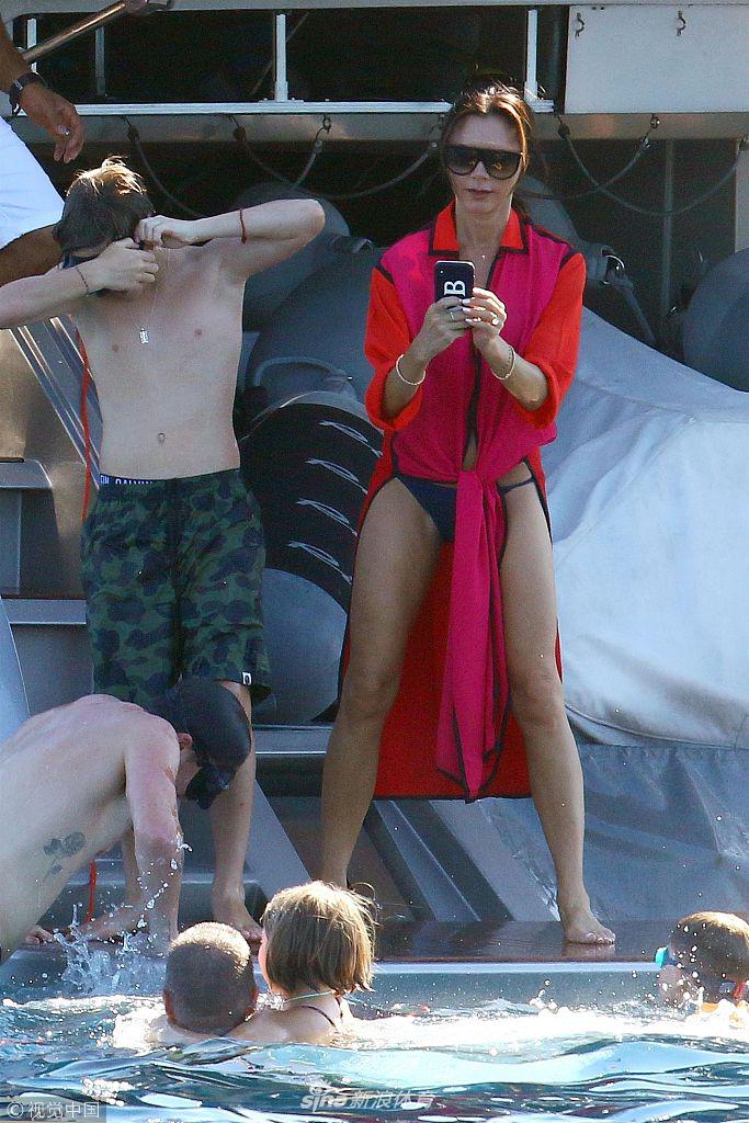 贝克汉姆一家出海亲吻秀恩爱 小七肉腿抢镜