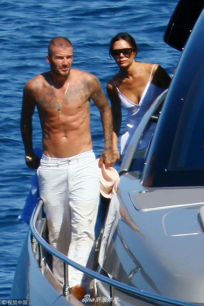 贝克汉姆一家出海亲吻秀恩爱 小七肉腿抢镜