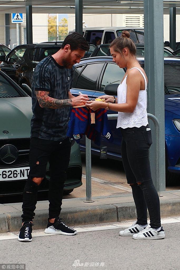 梅西机场遇女粉丝耐心签名