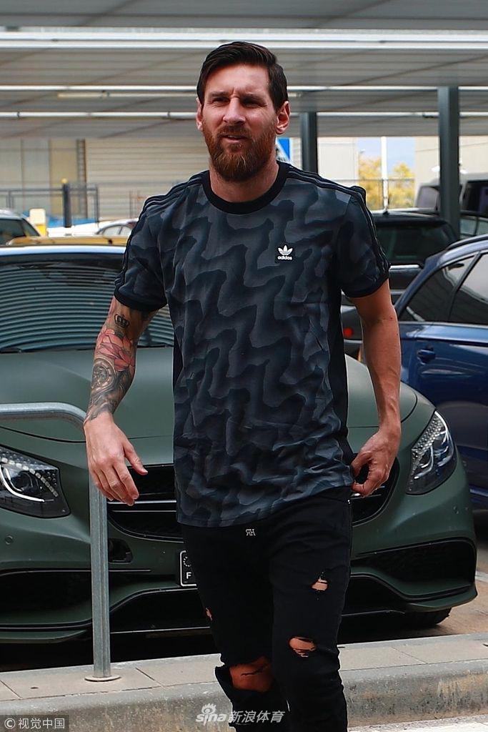 梅西机场遇女粉丝耐心签名