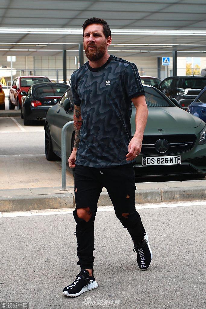 梅西机场遇女粉丝耐心签名