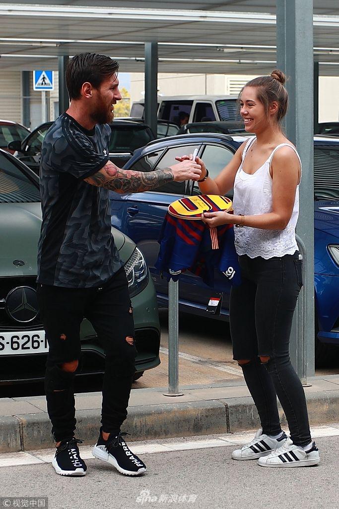 梅西机场遇女粉丝耐心签名