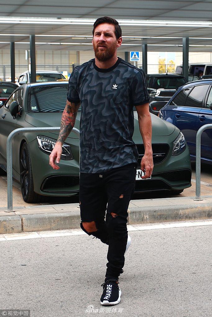 梅西机场遇女粉丝耐心签名