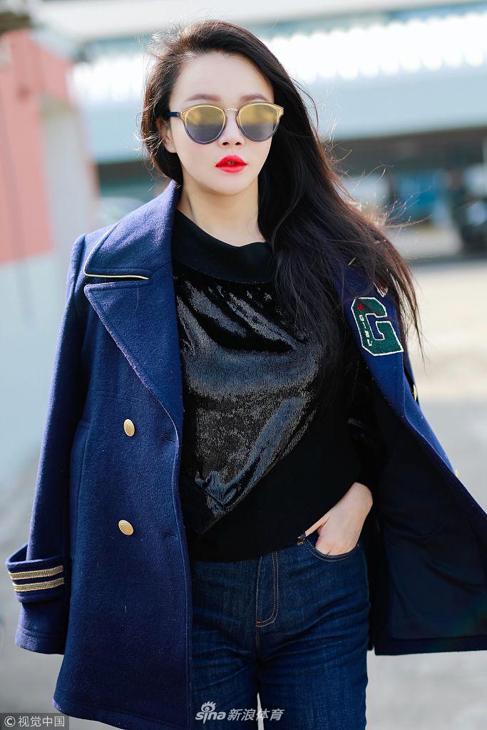 拳王邹市明美妻冉莹颖现身机场 熟女范十足