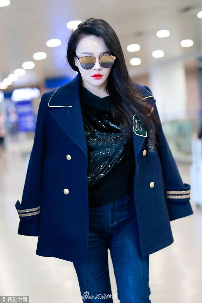 拳王邹市明美妻冉莹颖现身机场 熟女范十足