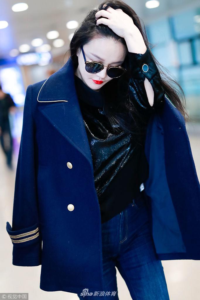 拳王邹市明美妻冉莹颖现身机场 熟女范十足