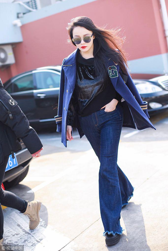 拳王邹市明美妻冉莹颖现身机场 熟女范十足