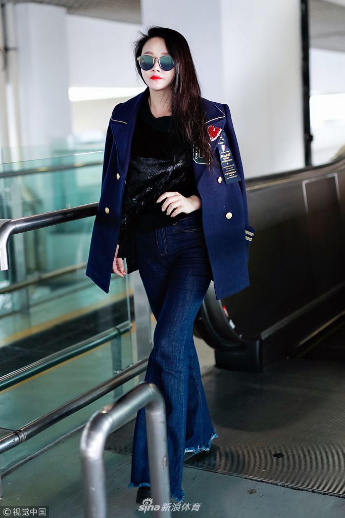 拳王邹市明美妻冉莹颖现身机场 熟女范十足