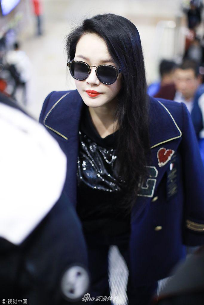 拳王邹市明美妻冉莹颖现身机场 熟女范十足