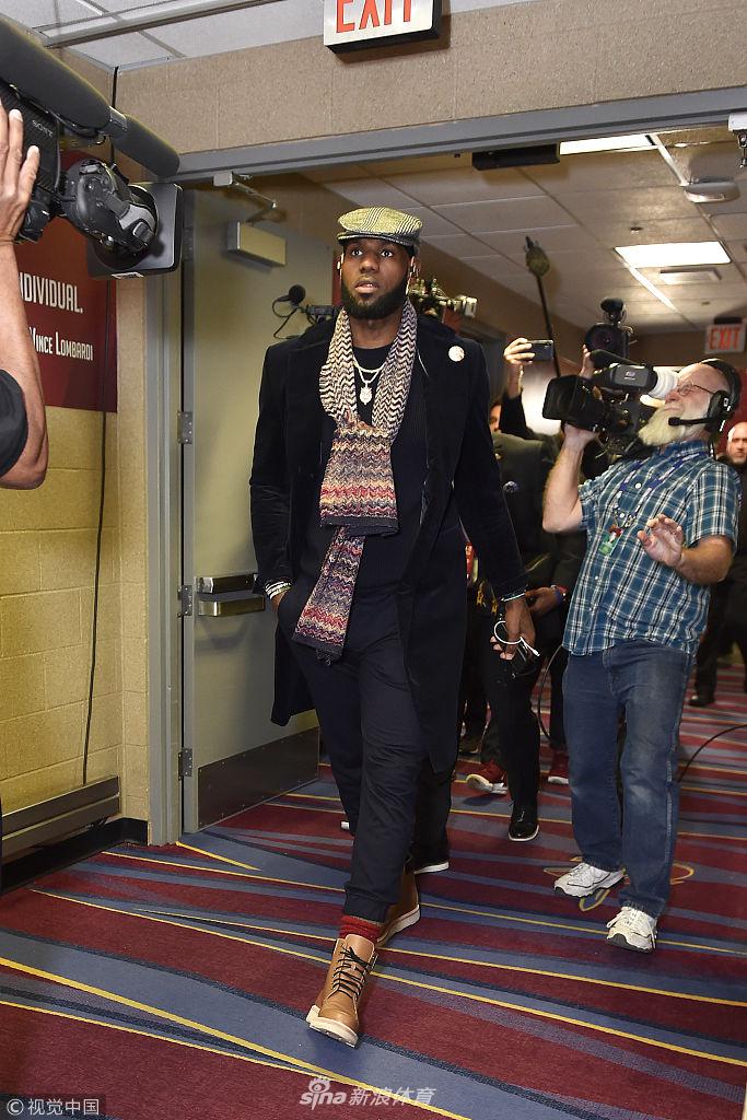 大佬回来了!詹皇引领众球员抵达球馆