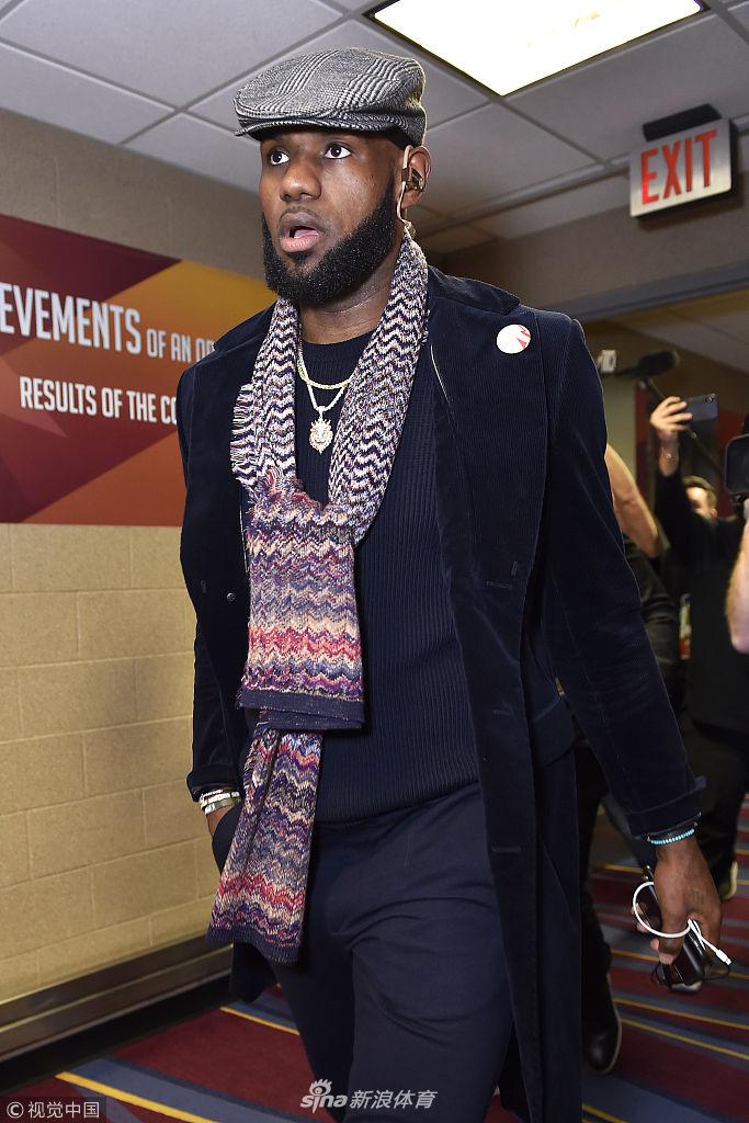 大佬回来了!詹皇引领众球员抵达球馆