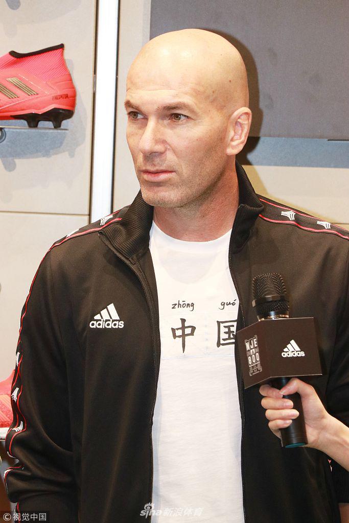 齐达内空降上海捞金 穿“中国”T恤受球迷热捧