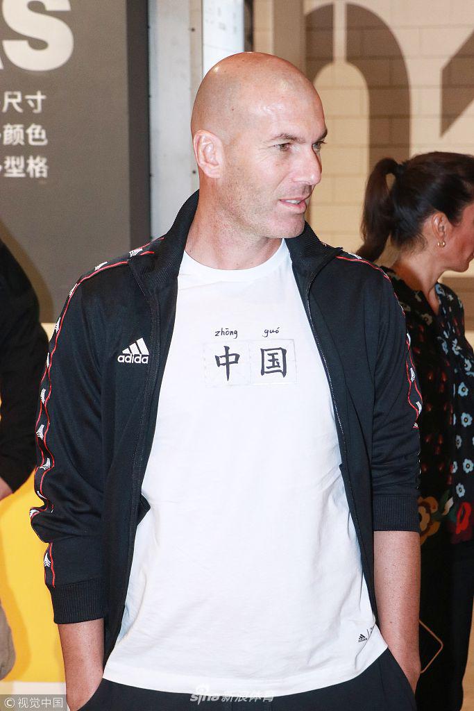 齐达内空降上海捞金 穿“中国”T恤受球迷热捧
