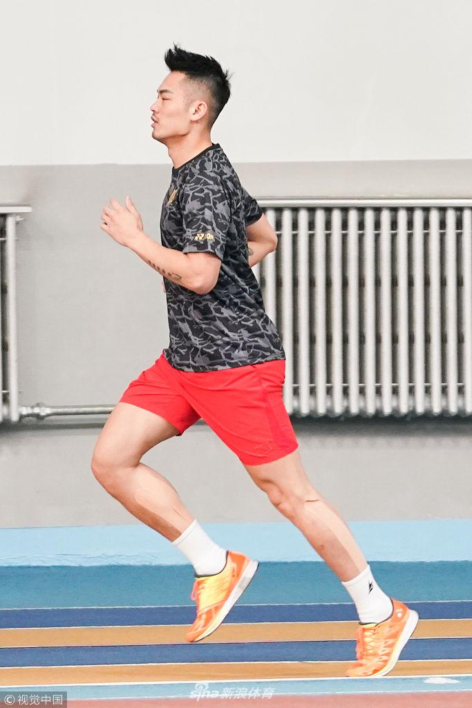 林丹自我加练到田径队跑圈