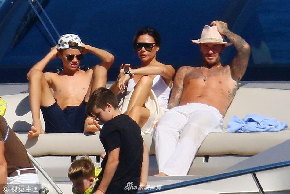 贝克汉姆一家出海亲吻秀恩爱 小七肉腿抢镜