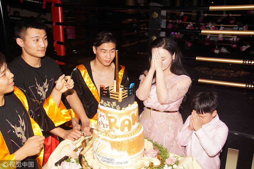 邹市明一家为冉莹颖庆生撒狗粮