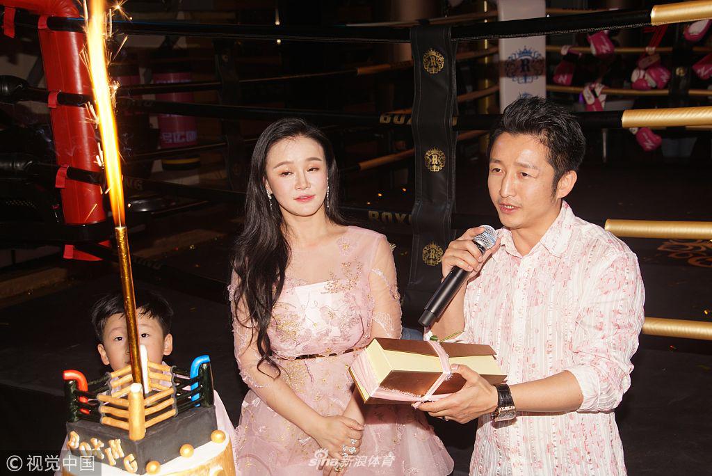 邹市明一家为冉莹颖庆生撒狗粮