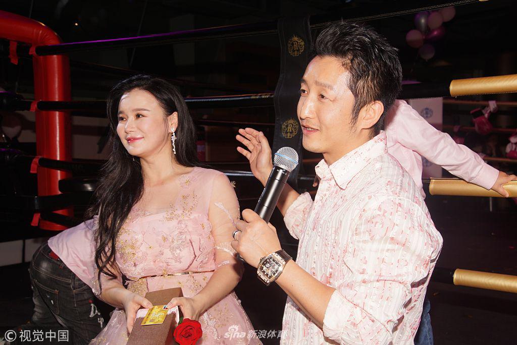 邹市明一家为冉莹颖庆生撒狗粮