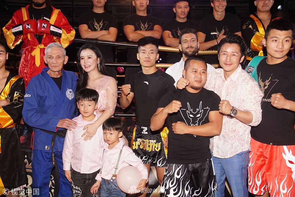 邹市明一家为冉莹颖庆生撒狗粮