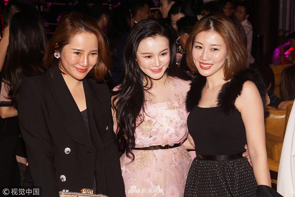 邹市明一家为冉莹颖庆生撒狗粮