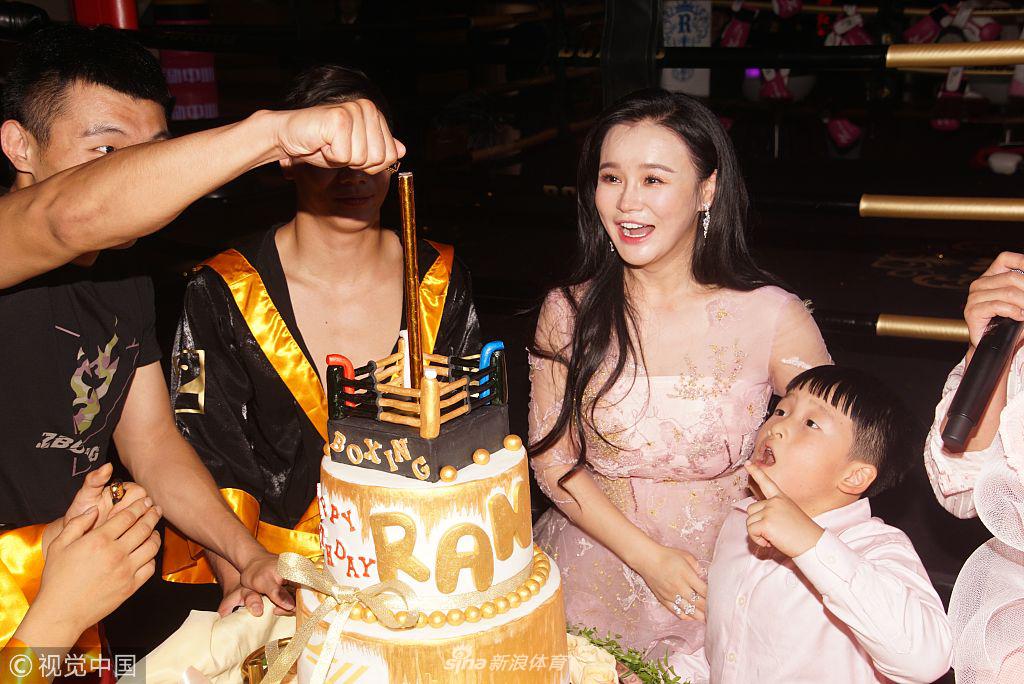 邹市明一家为冉莹颖庆生撒狗粮