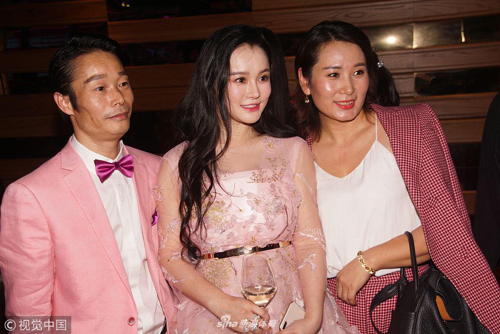 邹市明一家为冉莹颖庆生撒狗粮