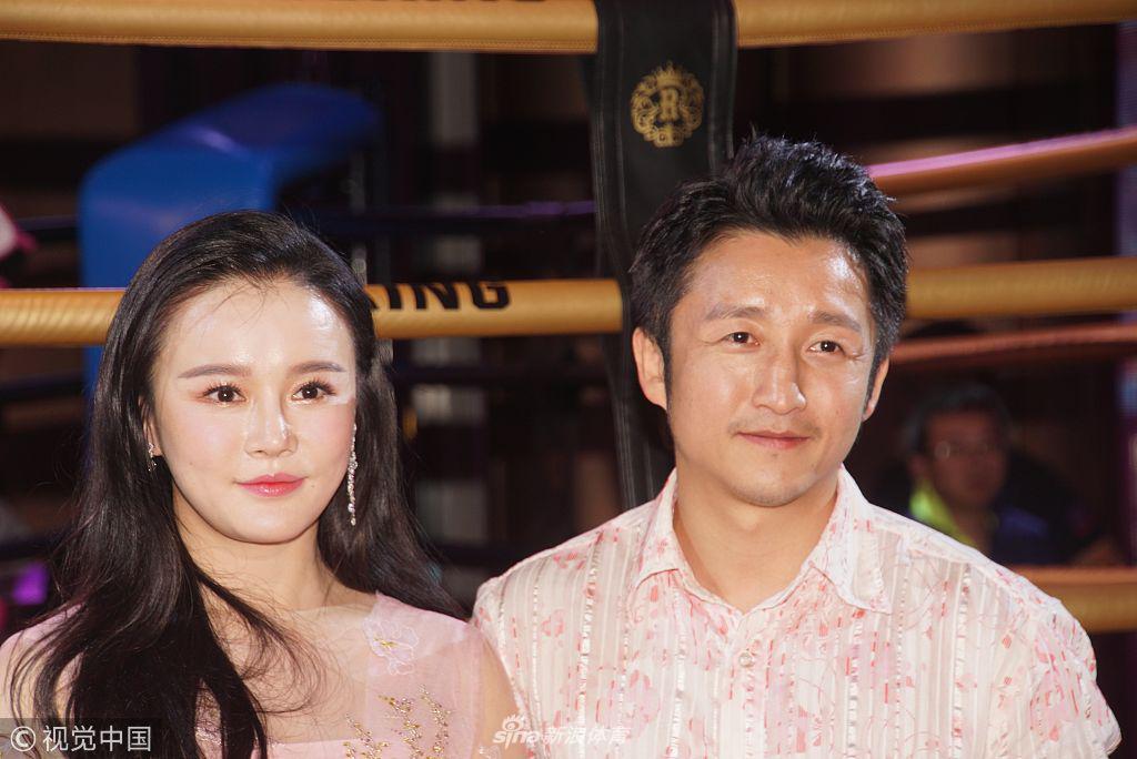 邹市明一家为冉莹颖庆生撒狗粮