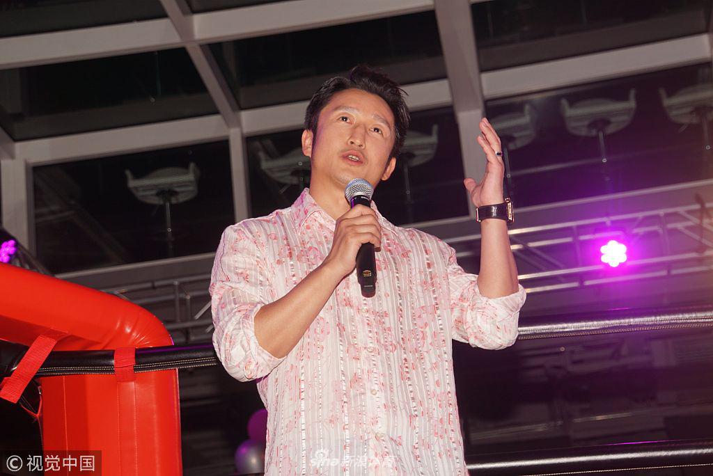 邹市明一家为冉莹颖庆生撒狗粮