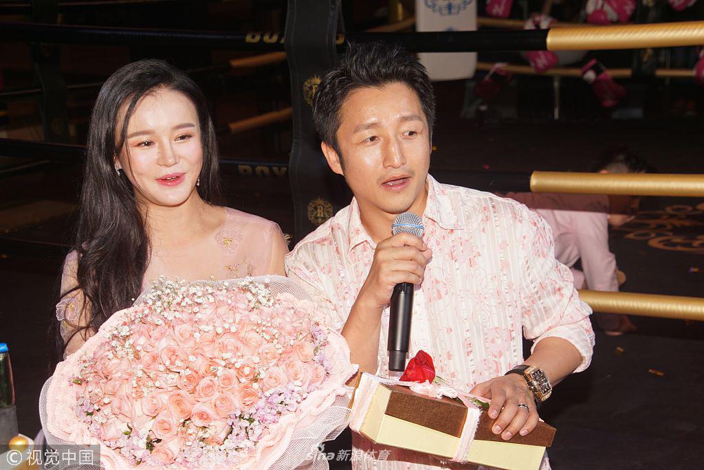 邹市明一家为冉莹颖庆生撒狗粮