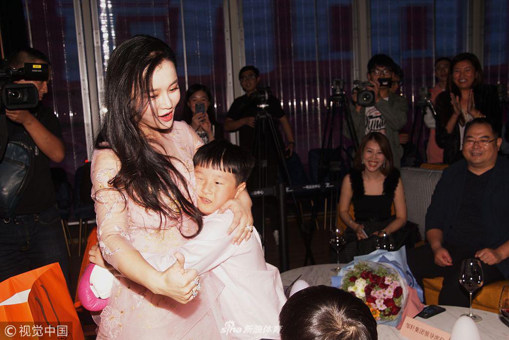 邹市明一家为冉莹颖庆生撒狗粮