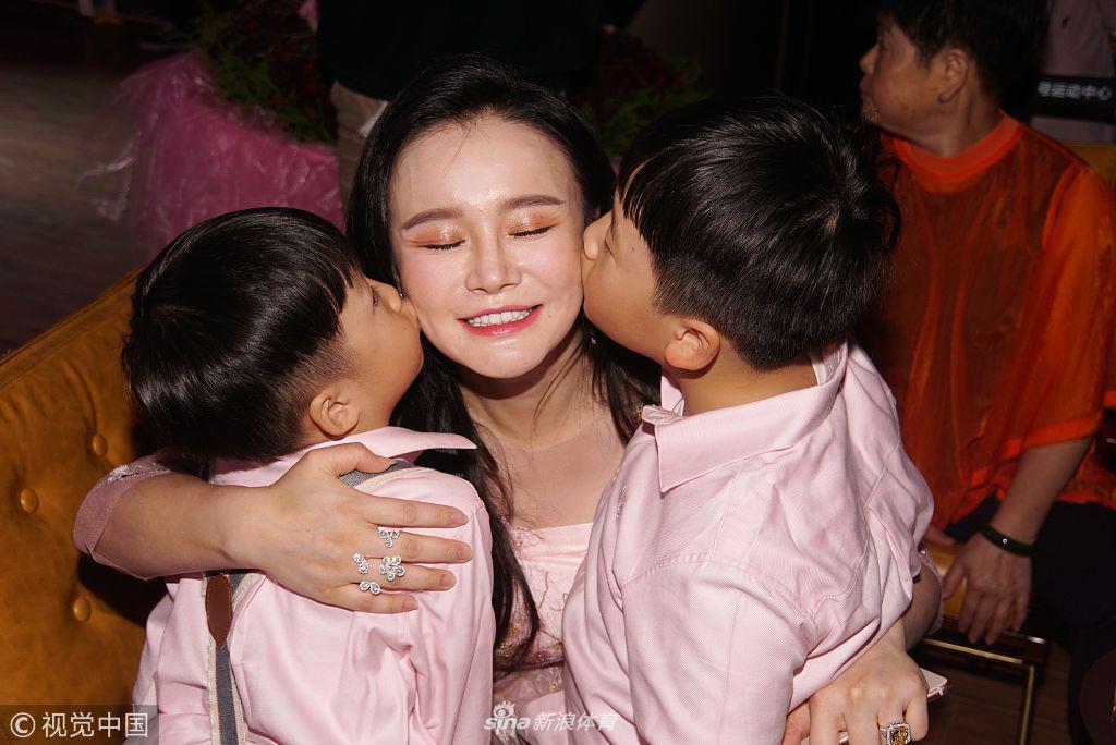 邹市明一家为冉莹颖庆生撒狗粮