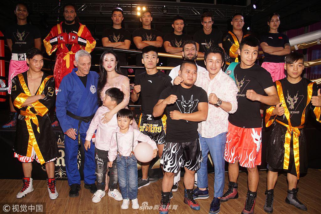 邹市明一家为冉莹颖庆生撒狗粮