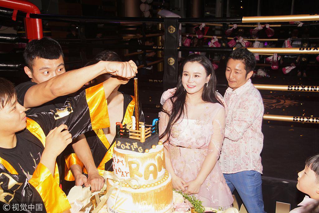 邹市明一家为冉莹颖庆生撒狗粮