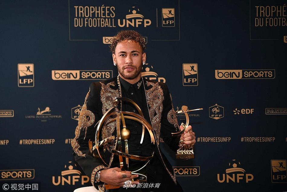 内马尔获年度联赛最佳 罗纳尔多颁奖
