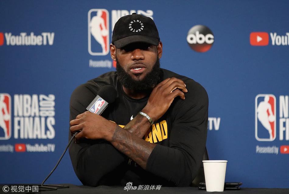 詹皇参加发布会