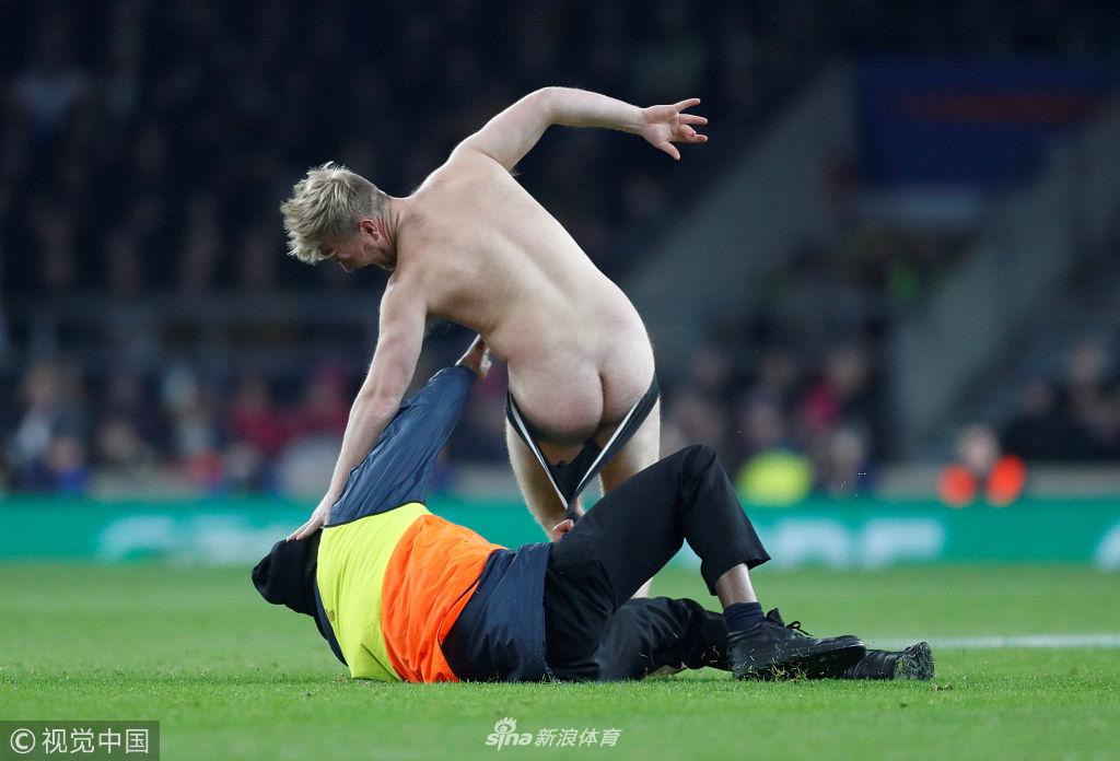 橄榄球比赛男子穿内裤闯入 遭安保驱逐不幸走光