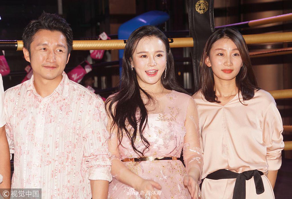 邹市明一家为冉莹颖庆生撒狗粮