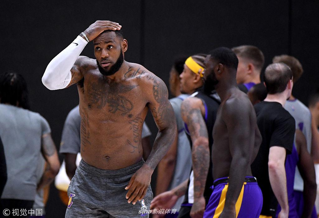 湖人训练备战新赛季 詹皇光膀子引关注
