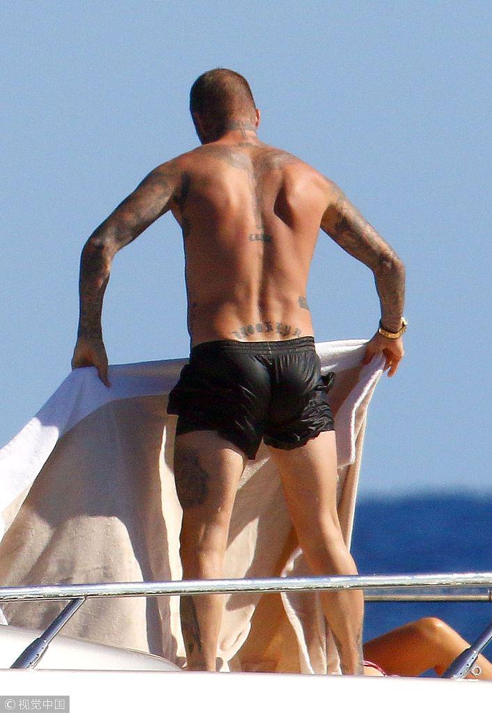 贝克汉姆一家出海亲吻秀恩爱 小七肉腿抢镜