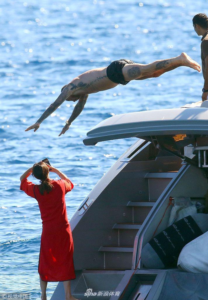 贝克汉姆一家出海亲吻秀恩爱 小七肉腿抢镜