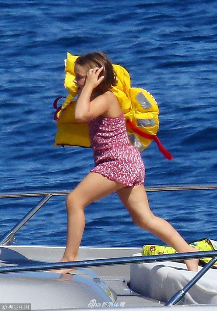 贝克汉姆一家出海亲吻秀恩爱 小七肉腿抢镜