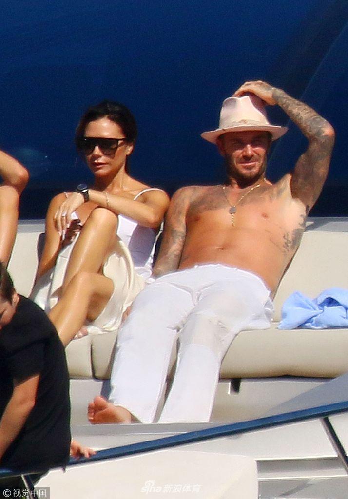 贝克汉姆一家出海亲吻秀恩爱 小七肉腿抢镜