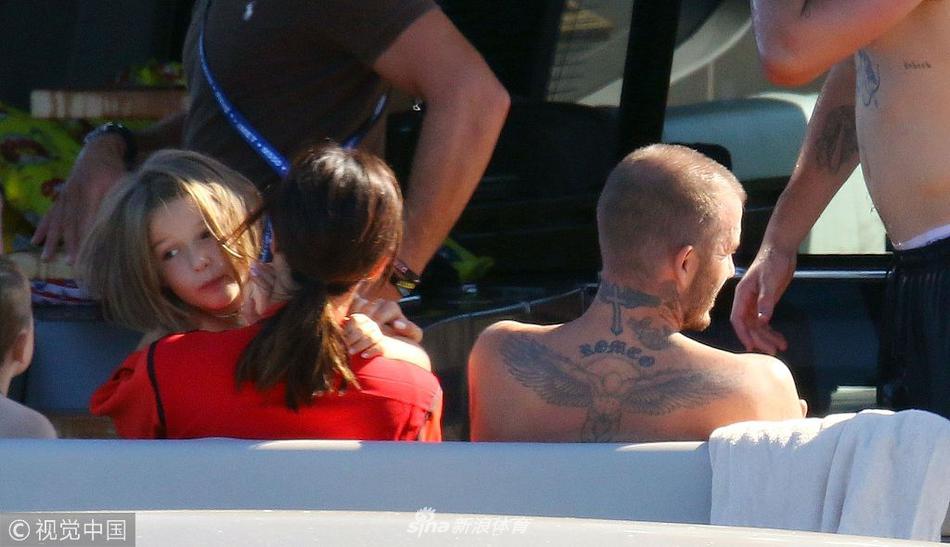 贝克汉姆一家出海亲吻秀恩爱 小七肉腿抢镜