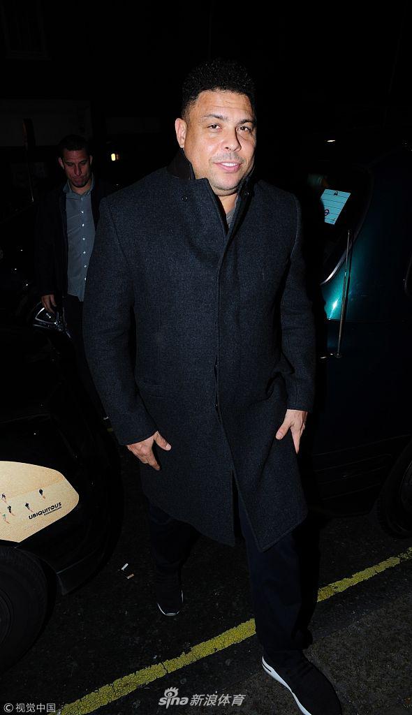 罗纳尔多被多名女球迷环绕求合影