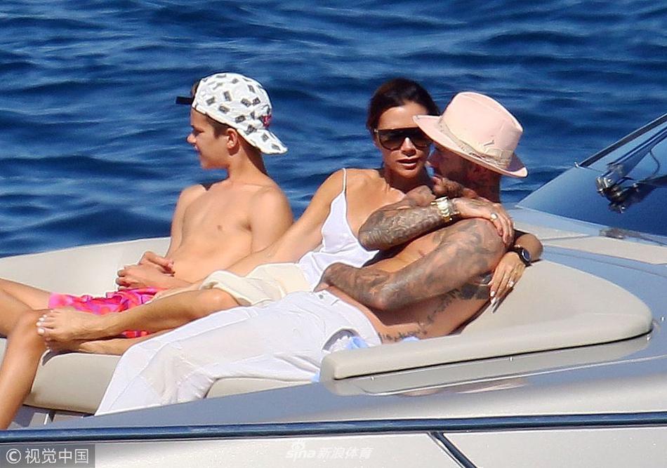 贝克汉姆一家出海亲吻秀恩爱 小七肉腿抢镜