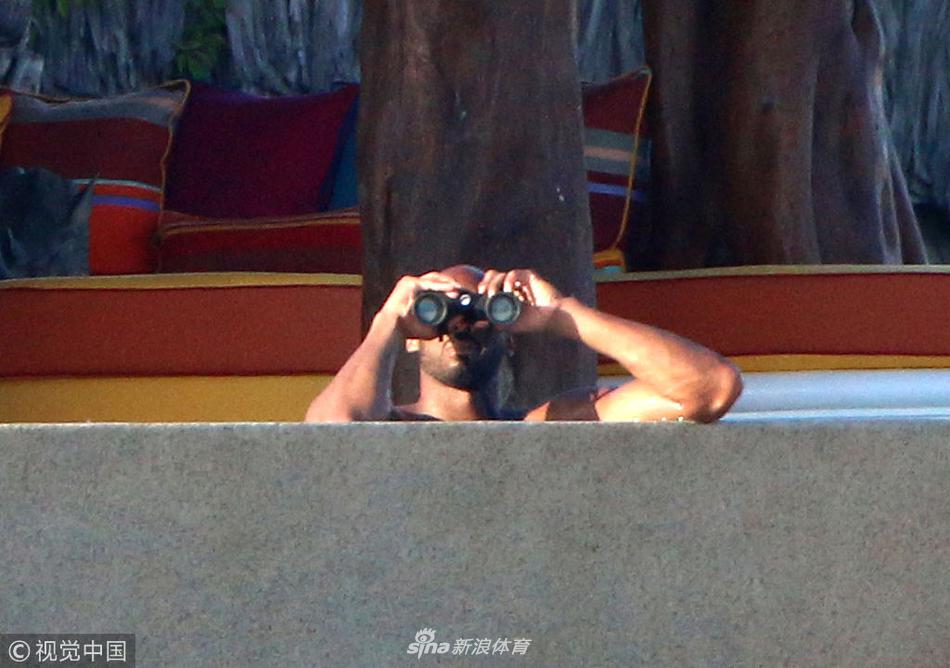 暗中观察！退休干部科比望远镜与记者对视