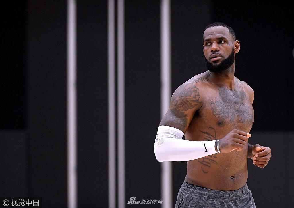 詹姆斯光膀子训练