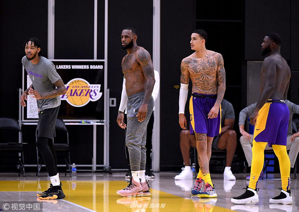 湖人训练备战新赛季 詹皇光膀子引关注