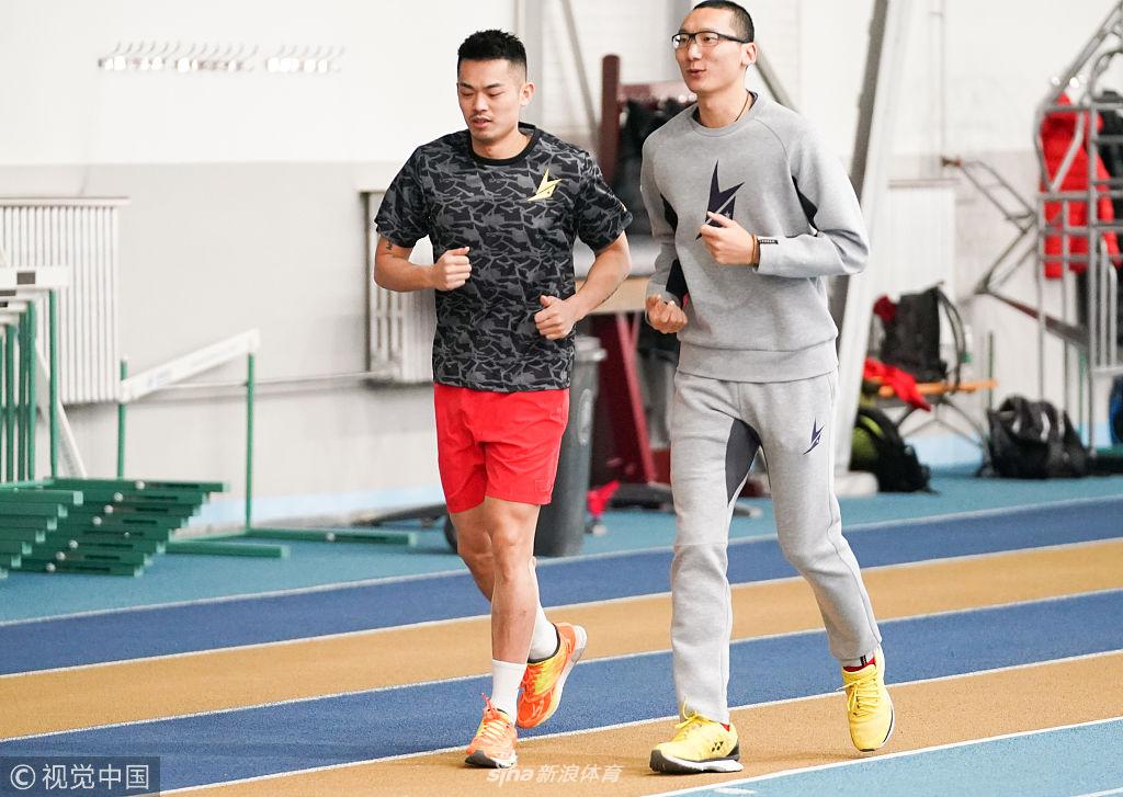 林丹自我加练到田径队跑圈